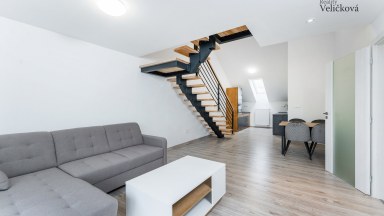 Nabízíme luxusní mezonetový byt 3+kk v centru města Hradce Králové s vlastním park. stáním