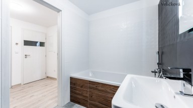 Nabízíme luxusní mezonetový byt 3+kk v centru města Hradce Králové s vlastním park. stáním