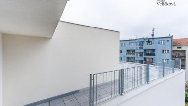 Nabízíme luxusní mezonetový byt 3+kk v centru města Hradce Králové s vlastním park. stáním