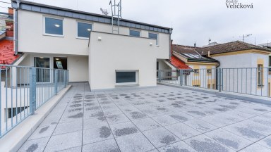 Nabízíme luxusní mezonetový byt 3+kk v centru města Hradce Králové s vlastním park. stáním