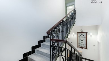 Nabízíme luxusní mezonetový byt 3+kk v centru města Hradce Králové s vlastním park. stáním