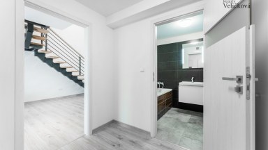 Nabízíme luxusní mezonetový byt 3+kk v centru města Hradce Králové s vlastním park. stáním