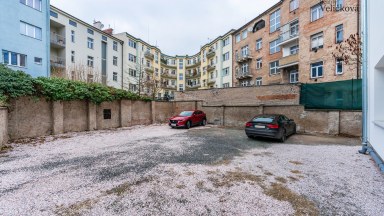 Nabízíme luxusní mezonetový byt 3+kk v centru města Hradce Králové s vlastním park. stáním