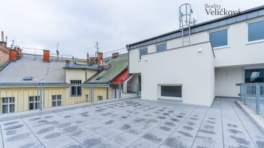 Nabízíme luxusní mezonetový byt 3+kk v centru města Hradce Králové s vlastním park. stáním