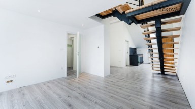 Nabízíme luxusní mezonetový byt 3+kk v centru města Hradce Králové s vlastním park. stáním