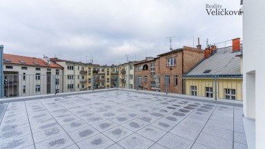 Nabízíme luxusní mezonetový byt 3+kk v centru města Hradce Králové s vlastním park. stáním