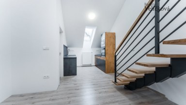 Nabízíme luxusní mezonetový byt 3+kk v centru města Hradce Králové s vlastním park. stáním