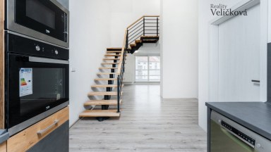 Nabízíme luxusní mezonetový byt 3+kk v centru města Hradce Králové s vlastním park. stáním