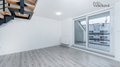 Nabízíme luxusní mezonetový byt 3+kk v centru města Hradce Králové s vlastním park. stáním