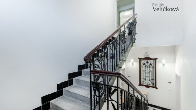 Nabízíme luxusní mezonetový byt 3+kk v centru města Hradce Králové s vlastním park. stáním