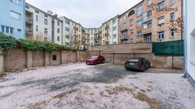 Nabízíme luxusní mezonetový byt 3+kk v centru města Hradce Králové s vlastním park. stáním