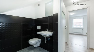 Nabízíme luxusní mezonetový byt 3+kk v centru města Hradce Králové s vlastním park. stáním