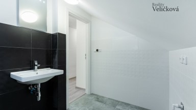 Nabízíme luxusní mezonetový byt 3+kk v centru města Hradce Králové s vlastním park. stáním