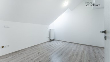 Nabízíme luxusní mezonetový byt 3+kk v centru města Hradce Králové s vlastním park. stáním