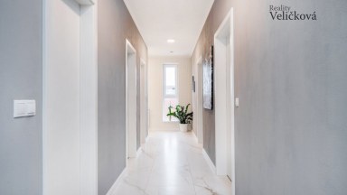 Luxusní byt 3+kk v novostavbě z r. 2020 v Hradci Králové - Malšovicích s krytým garážovým stáním
