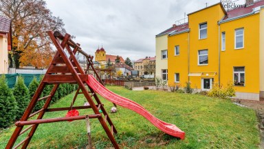 Pronájem bytu 2+kk 47 m² se zahradním posezením a s dětským hřištěm