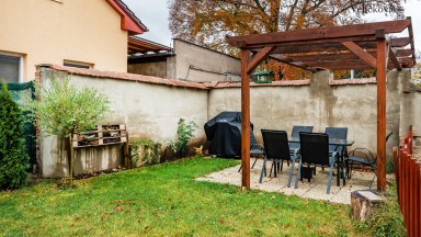 Pronájem bytu 2+kk 47 m² se zahradním posezením a s dětským hřištěm
