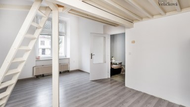Pronájem bytu 2+kk 47 m² se zahradním posezením a s dětským hřištěm