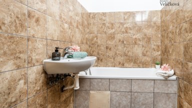 Pronájem bytu 2+kk 47 m² se zahradním posezením a s dětským hřištěm