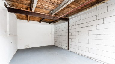 Prodej pěkné revitalizované garáže v centru města Hradce Králové - ulice Nerudova