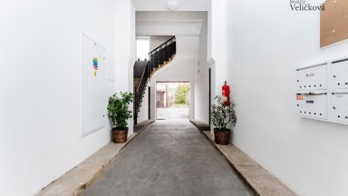 Prodej pěkné revitalizované garáže v centru města Hradce Králové - ulice Nerudova