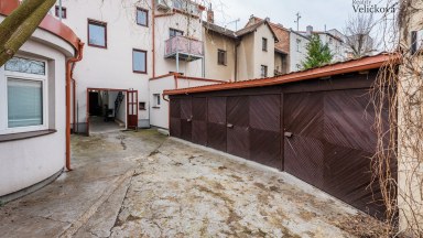 Prodej pěkné revitalizované garáže v centru města Hradce Králové - ulice Nerudova