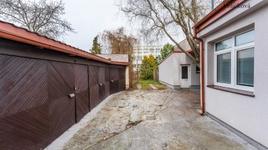 Prodej pěkné revitalizované garáže v centru města Hradce Králové - ulice Nerudova