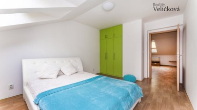 Prodej pěkného slunného bytu 2+kk v podkroví novostavby v Opatovicích Nad Labem