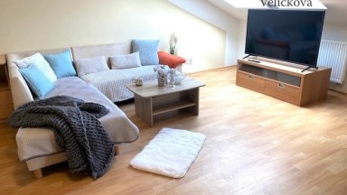 Prodej pěkného slunného bytu 2+kk v podkroví novostavby v Opatovicích Nad Labem