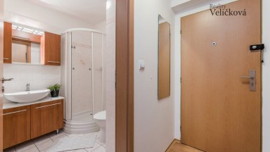 Prodej pěkného slunného bytu 2+kk v podkroví novostavby v Opatovicích Nad Labem