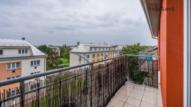 Prodej pěkného slunného bytu 2+kk v podkroví novostavby v Opatovicích Nad Labem