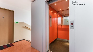 Pronájem pěkného slunného bytu 2+kk v podkroví novostavby v Opatovicích Nad Labem