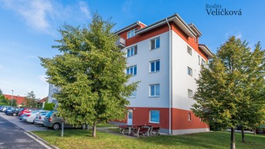 Pronájem pěkného slunného bytu 2+kk v podkroví novostavby v Opatovicích Nad Labem