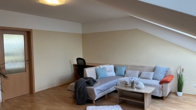 Pronájem pěkného slunného bytu 2+kk v podkroví novostavby v Opatovicích Nad Labem