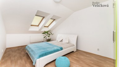 Pronájem pěkného slunného bytu 2+kk v podkroví novostavby v Opatovicích Nad Labem