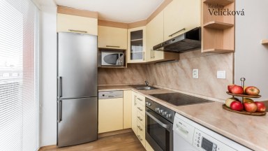 Pronájem pěkného slunného bytu 2+kk v podkroví novostavby v Opatovicích Nad Labem