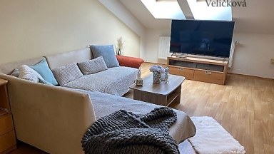 Pronájem pěkného slunného bytu 2+kk v podkroví novostavby v Opatovicích Nad Labem