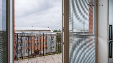 Pronájem pěkného slunného bytu 2+kk v podkroví novostavby v Opatovicích Nad Labem