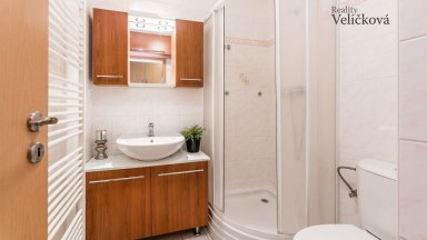 Pronájem pěkného slunného bytu 2+kk v podkroví novostavby v Opatovicích Nad Labem