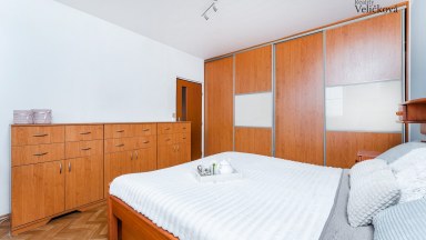 Prodej částečně zrekonstruovaného bytu 2+kk se zasklenou lodžií v Hradci Králové - Benešova třída