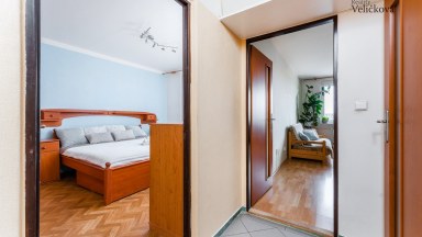 Prodej částečně zrekonstruovaného bytu 2+kk se zasklenou lodžií v Hradci Králové - Benešova třída