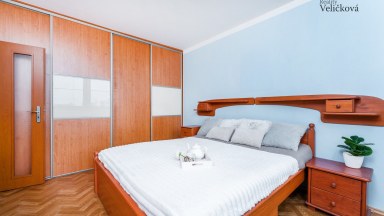 Prodej částečně zrekonstruovaného bytu 2+kk se zasklenou lodžií v Hradci Králové - Benešova třída