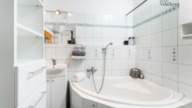 Prodej částečně zrekonstruovaného bytu 2+kk se zasklenou lodžií v Hradci Králové - Benešova třída