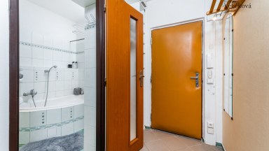 Prodej částečně zrekonstruovaného bytu 2+kk se zasklenou lodžií v Hradci Králové - Benešova třída