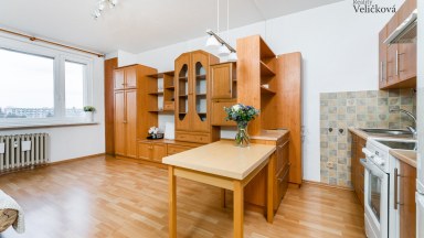 Prodej částečně zrekonstruovaného bytu 2+kk se zasklenou lodžií v Hradci Králové - Benešova třída