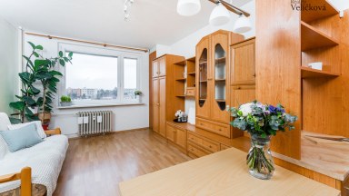 Prodej částečně zrekonstruovaného bytu 2+kk se zasklenou lodžií v Hradci Králové - Benešova třída