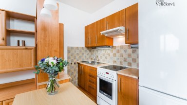 Prodej částečně zrekonstruovaného bytu 2+kk se zasklenou lodžií v Hradci Králové - Benešova třída