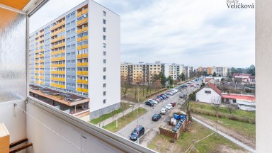 Prodej částečně zrekonstruovaného bytu 2+kk se zasklenou lodžií v Hradci Králové - Benešova třída