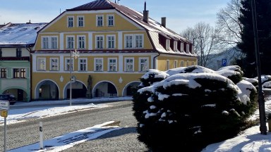 Pronájem komerčních prostor v přízemí krásného domu přímo na náměstí v Žacléři