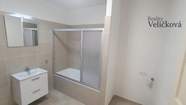 Nabízíme nádherný byt 3+kk v centru města Hradce Králové s vlastním park. stáním